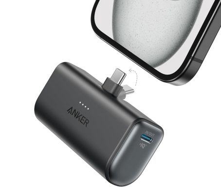 Anker Nano z wtyczką USB pasującą do dolnej krawędzi telefonu